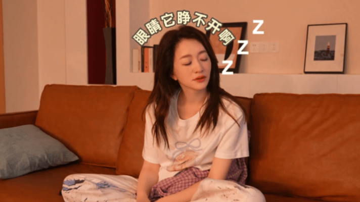 李小冉人困并拍摄的一天 李小冉困并拍摄的一天 眼睛睁不开也要营业，李小冉的“困并