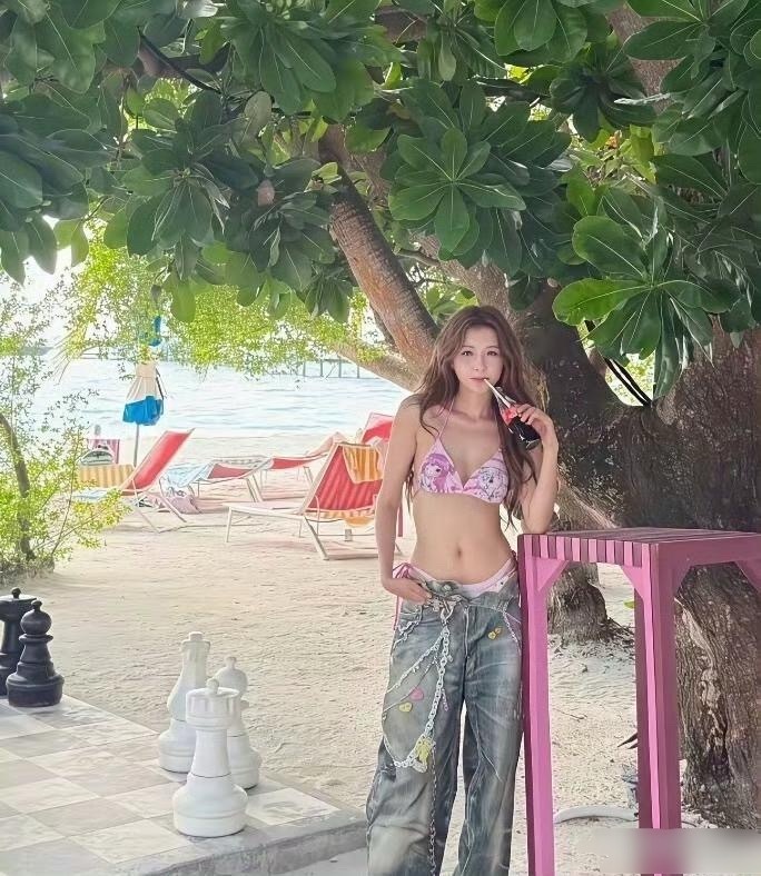 孙怡和徐璐都喜欢穿比基尼又要穿牛仔裤，但裤子的拉链又不拉好。不懂就问，难道这样更