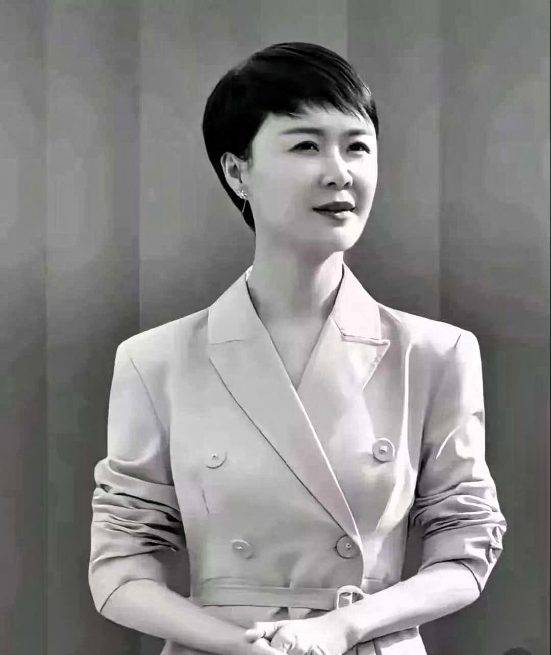 白发人送黑发人，
47岁贺娇龙还是走了

 
最让人揪心的，是她的老母亲。早年失