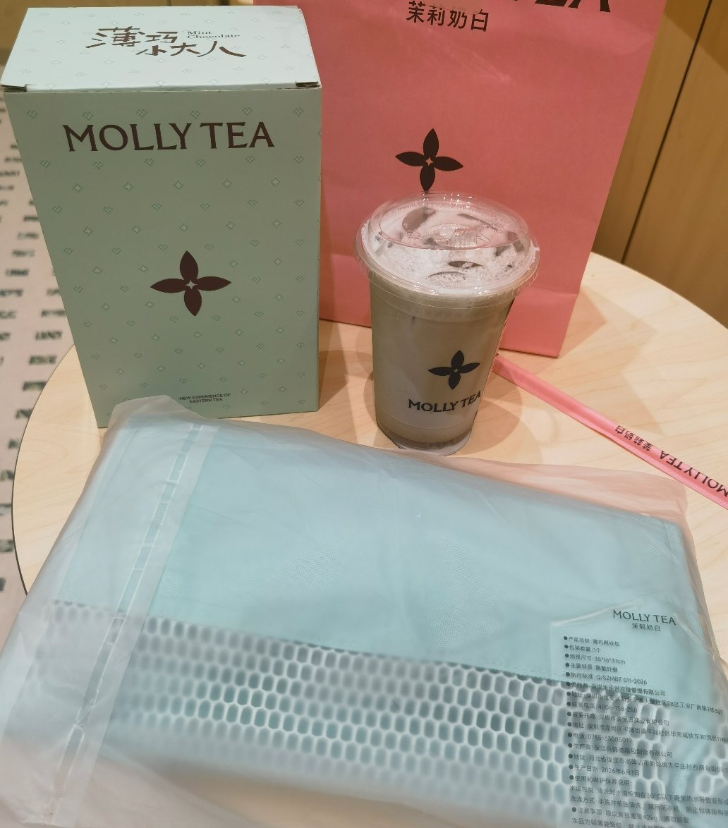 茉莉奶白这个网纹包颜色挺好看的，但是袋子太细了，有点不好背
