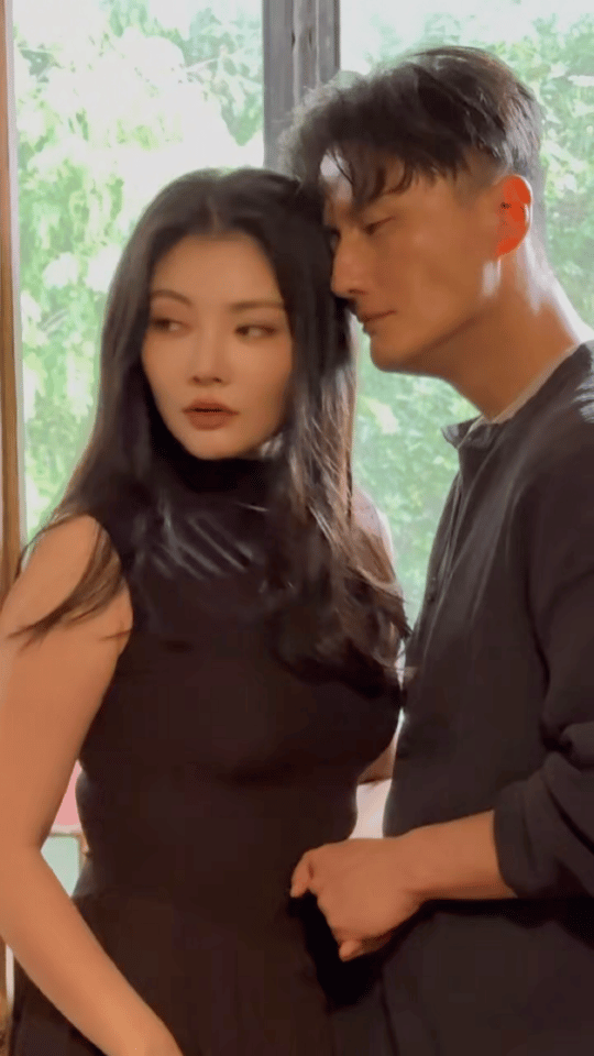 尹子维别看徐冬冬了看看镜头 天呐噜，尹子维在视频里对徐冬冬那叫一个痴迷，眼神一刻