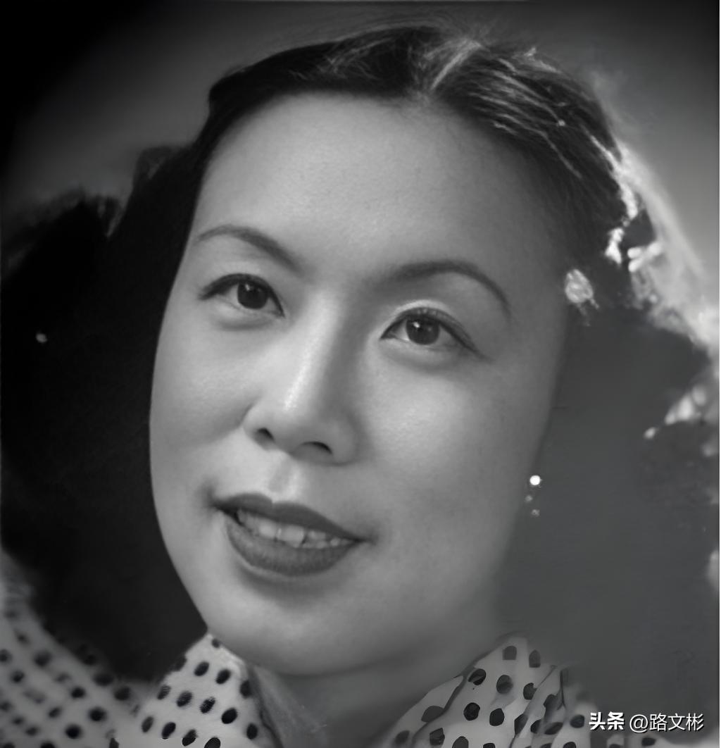 她与张爱玲同岁，比张爱玲成名早，但却从未像张那样渴望出名。