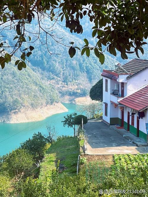 出句：门前青山绿水；
对句：院内鸟语花香。

联意赏析：[大金牙]
‌此联意境优