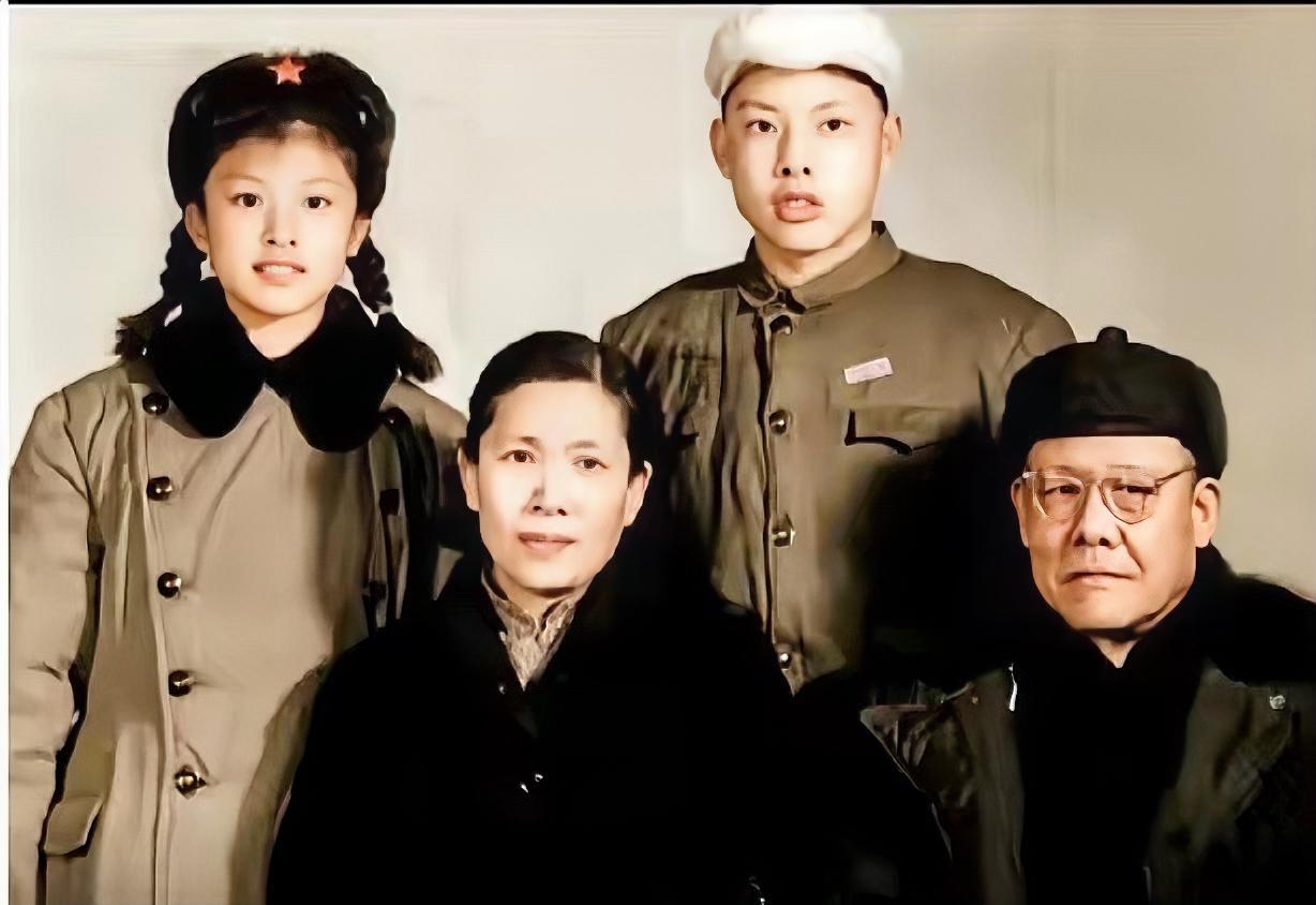1964年，13岁参军后的宋春丽，难得回家时与父母、哥哥的全家福￼￼￼。她是家里