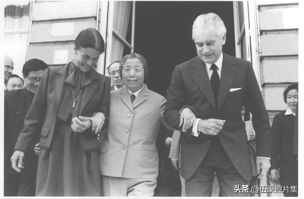 1980年6月10日，邓颖超副委员长在巴黎会见法国国民议会议长沙邦一戴尔马。其中