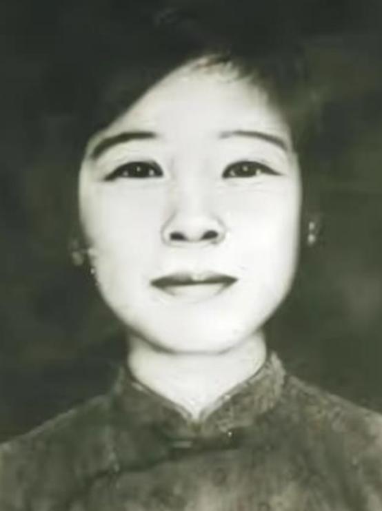 1931年厦门刑场上，怀胎八月的梁慧贞，摘下手表，递给刽子手：“别打肚子，朝头开