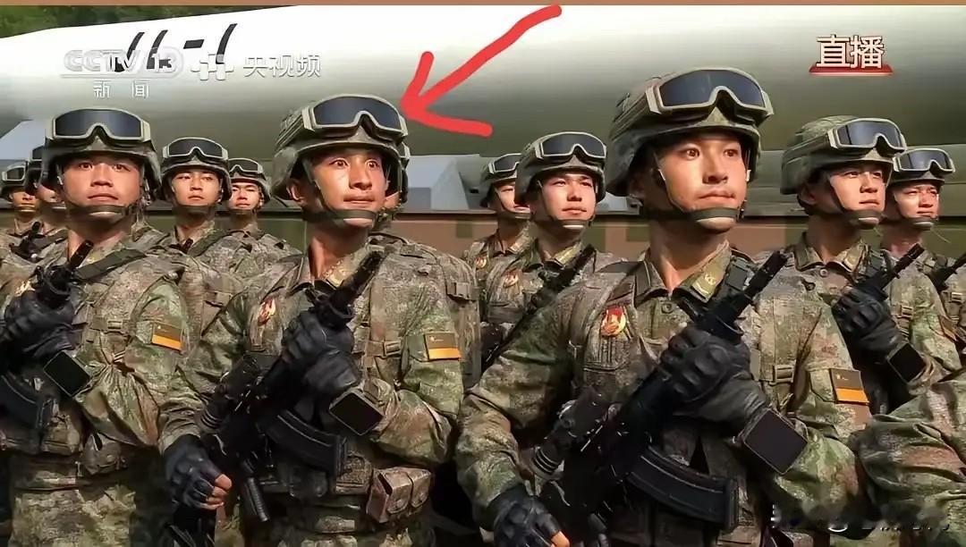 武义有对双胞胎兄弟亮相阅兵装备方队，老两口瞪大眼睛盯着屏幕没找到双胞胎的身影。称