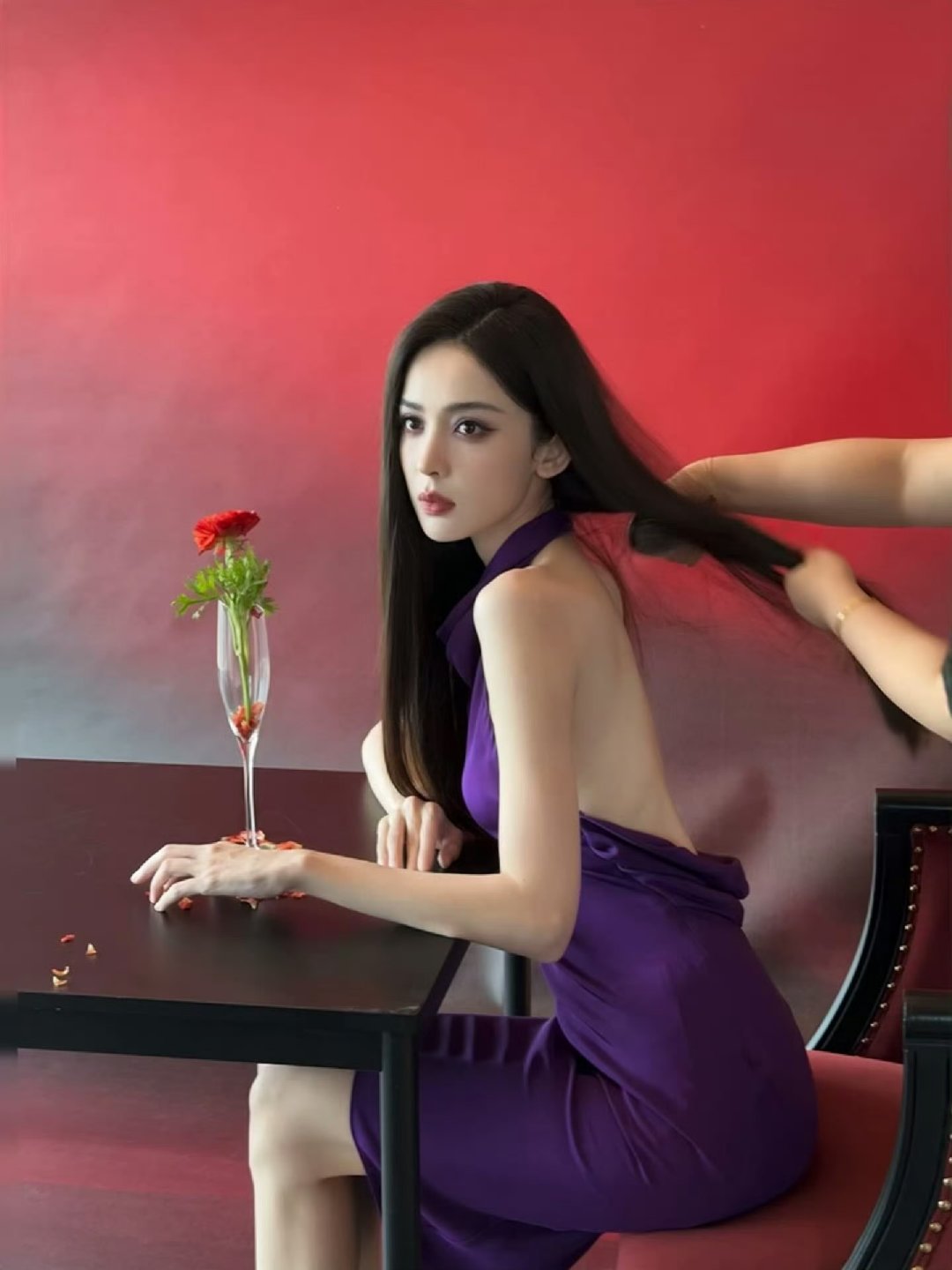 娜扎挂脖紫裙娜扎挂脖露背紫裙好美的妈妈 ​​​