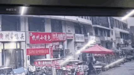 “真爷们儿！”安徽亳州，2岁女童将妈妈反锁屋里，爬出窗外，在离地2层楼高处抓住装