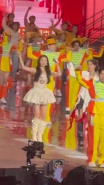 吴宣仪跨年晚会妆造吴宣仪跨年两套造型 吴宣仪跨年晚会妆造 