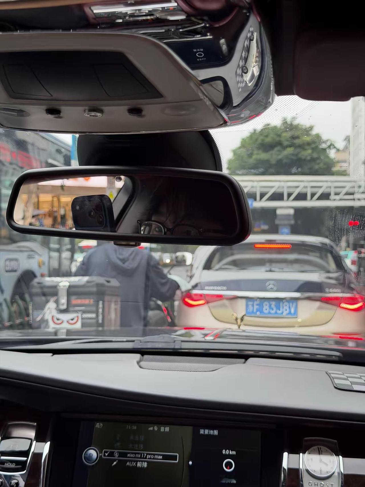 此刻外卖小哥会怎么想。外卖小哥 迈巴赫s680