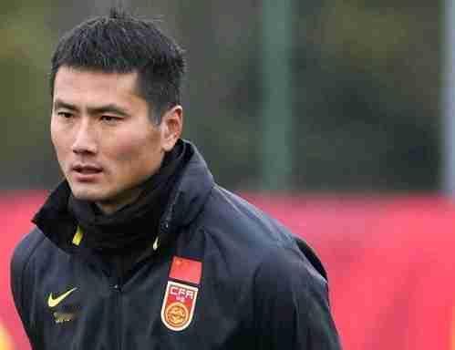 曾驰骋绿茵的“金左脚”邵佳一，如今以新任国足主帅的身份再次走入公众视野。

他坦