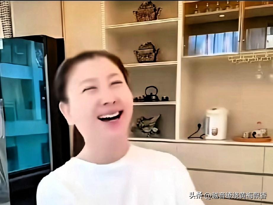 这个应该是闫学晶以前的直播视频，在直播间里有粉丝说:“你都50多了还这么漂亮”，