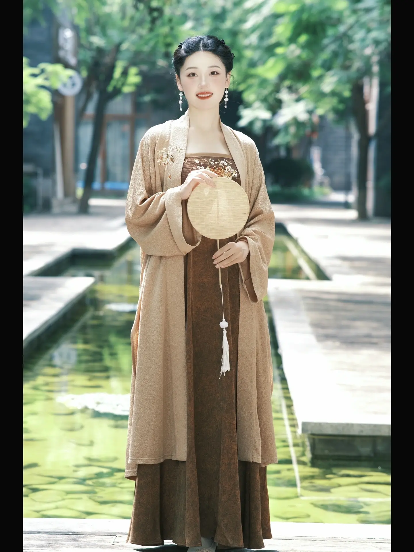 莫愁千里路，自有到来风。