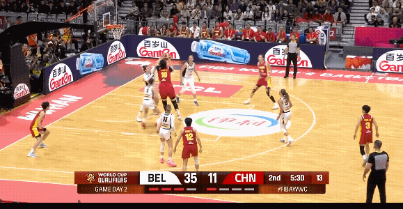 中国女篮第二节打了4分30多秒没进球换上张子宇才打进第一球，没有张子宇单节10分