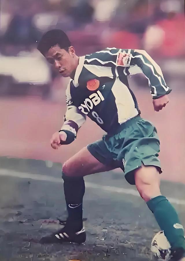 提起曹限东，球迷第一反应必是“金左脚”，但他的传球绝不是简单的“准”，而是带着“