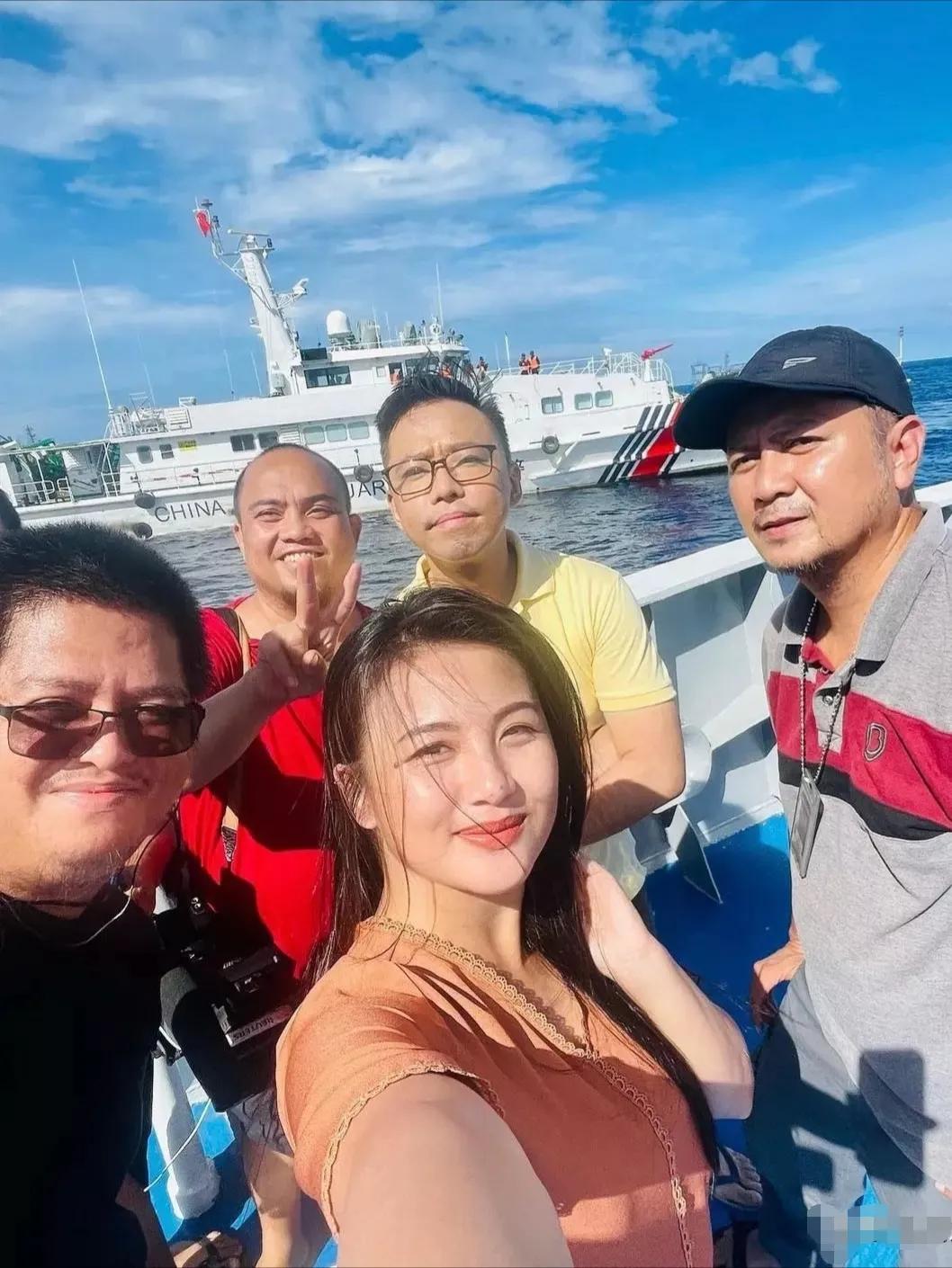 仁爱礁海域，中国海警船已经成为菲律宾网红打卡的背景板。

从菲律宾人的视角来看，