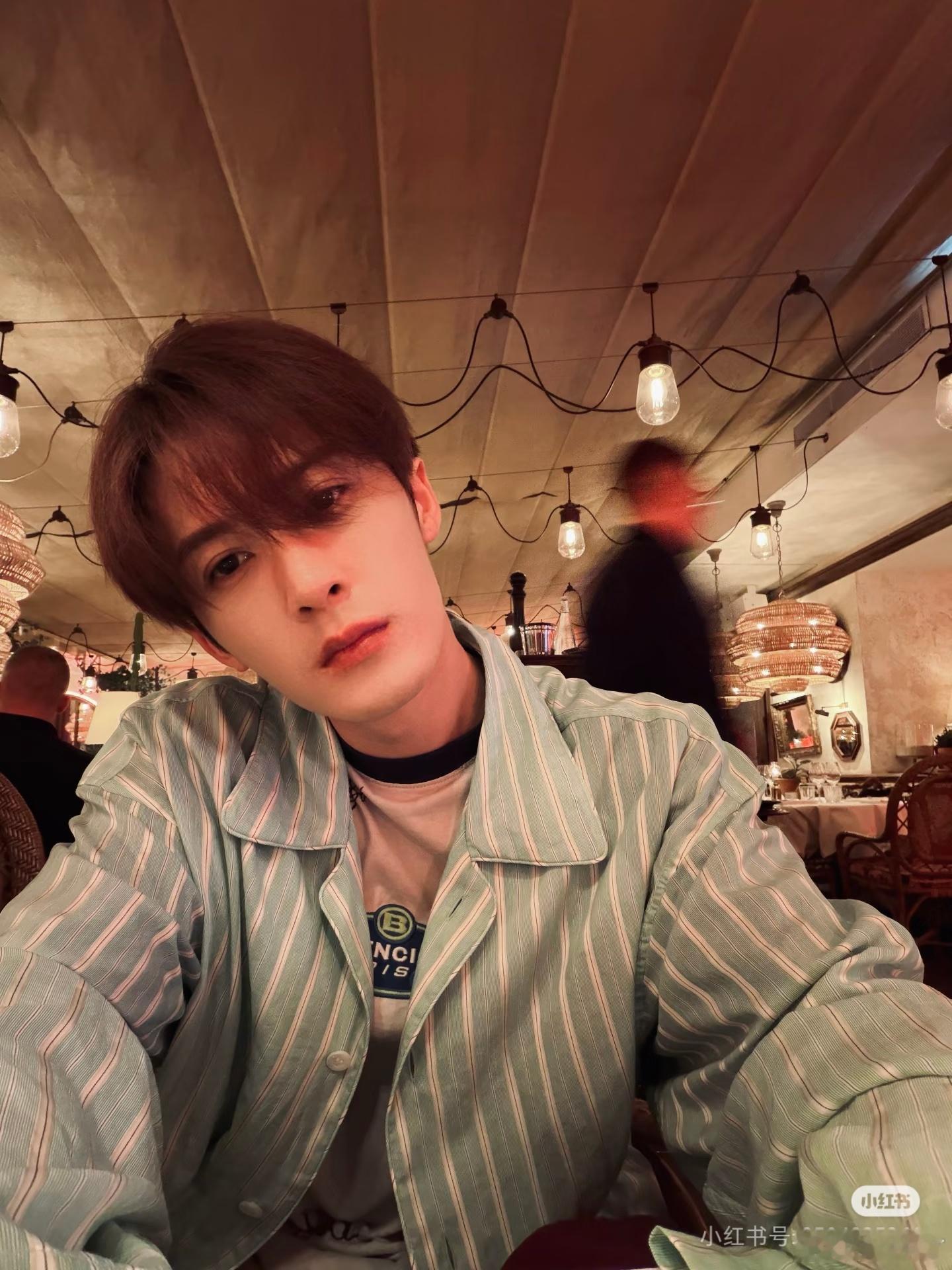 大哥檀健次一定知道小炭火🔥们都非常想念他的，这不又向小炭火🔥们来报备 bel