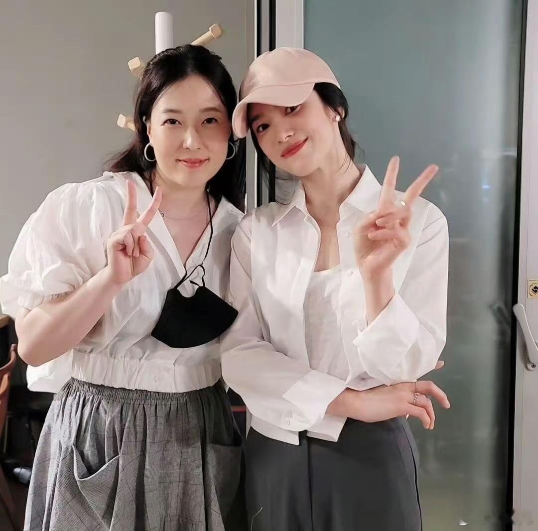 宋慧乔穿白衬衫简直青春无敌，一点年龄感都没有，感觉还可以去演大学生。 ​​​