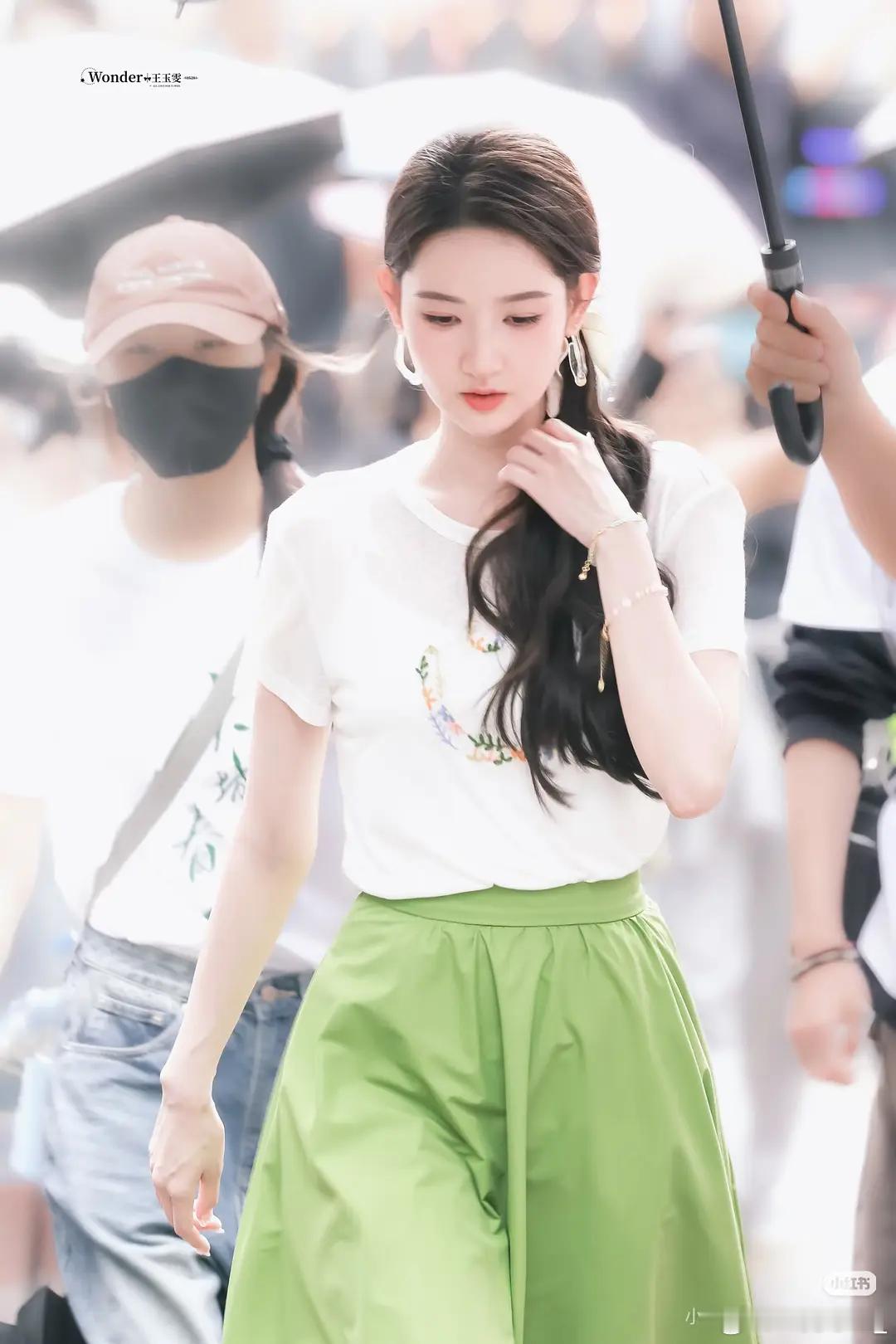 王玉雯小城春色今天第一天换了五套造型，符不符合明艳大美人人设 