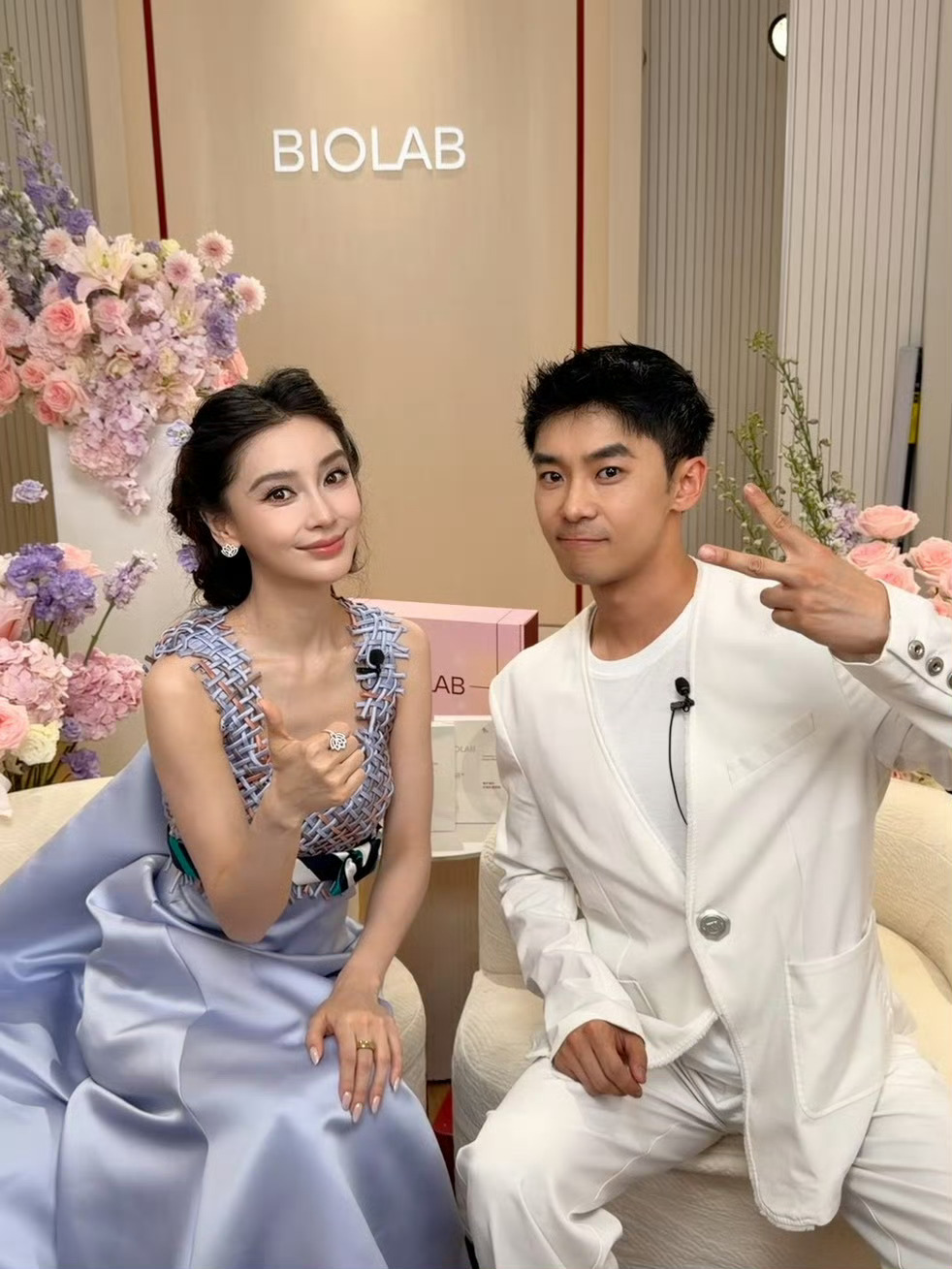 连续2天的工作，2位主持人对ab的夸和偏爱显而易见。（男主持人申源）：“美得不可