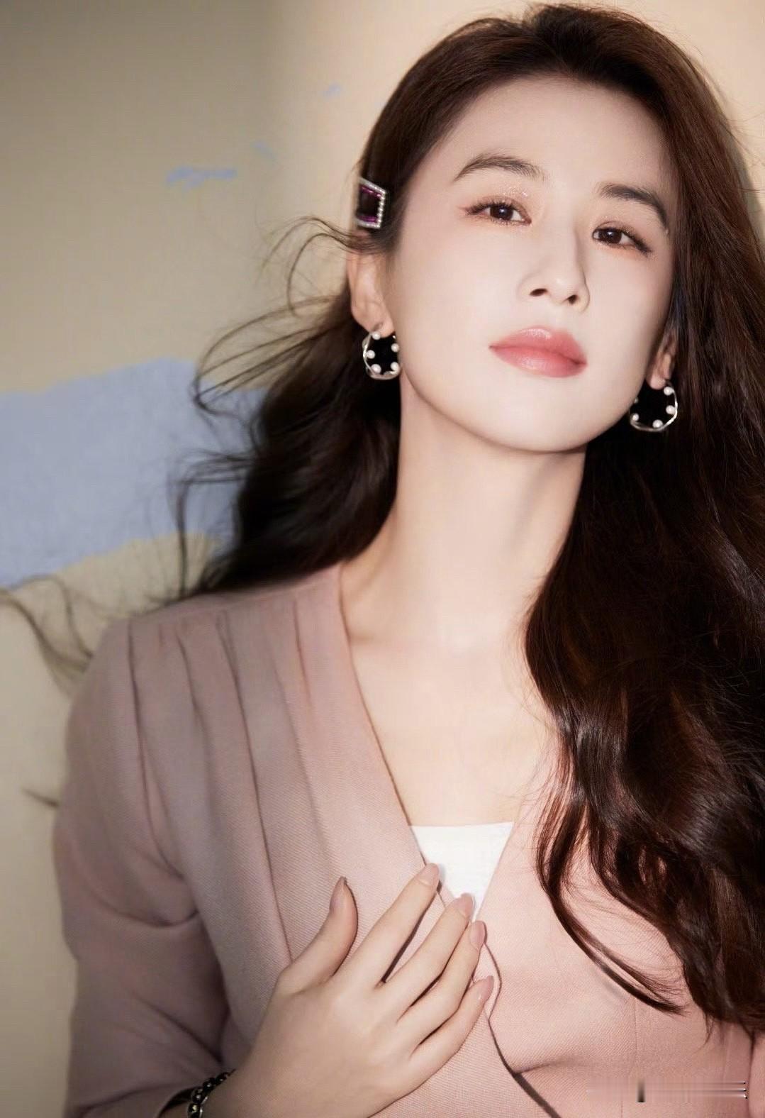 黄圣依，杨子
当年《功夫》里惊鸿一瞥的哑女
一夜爆红的黄圣依，遇见商人杨子
两人