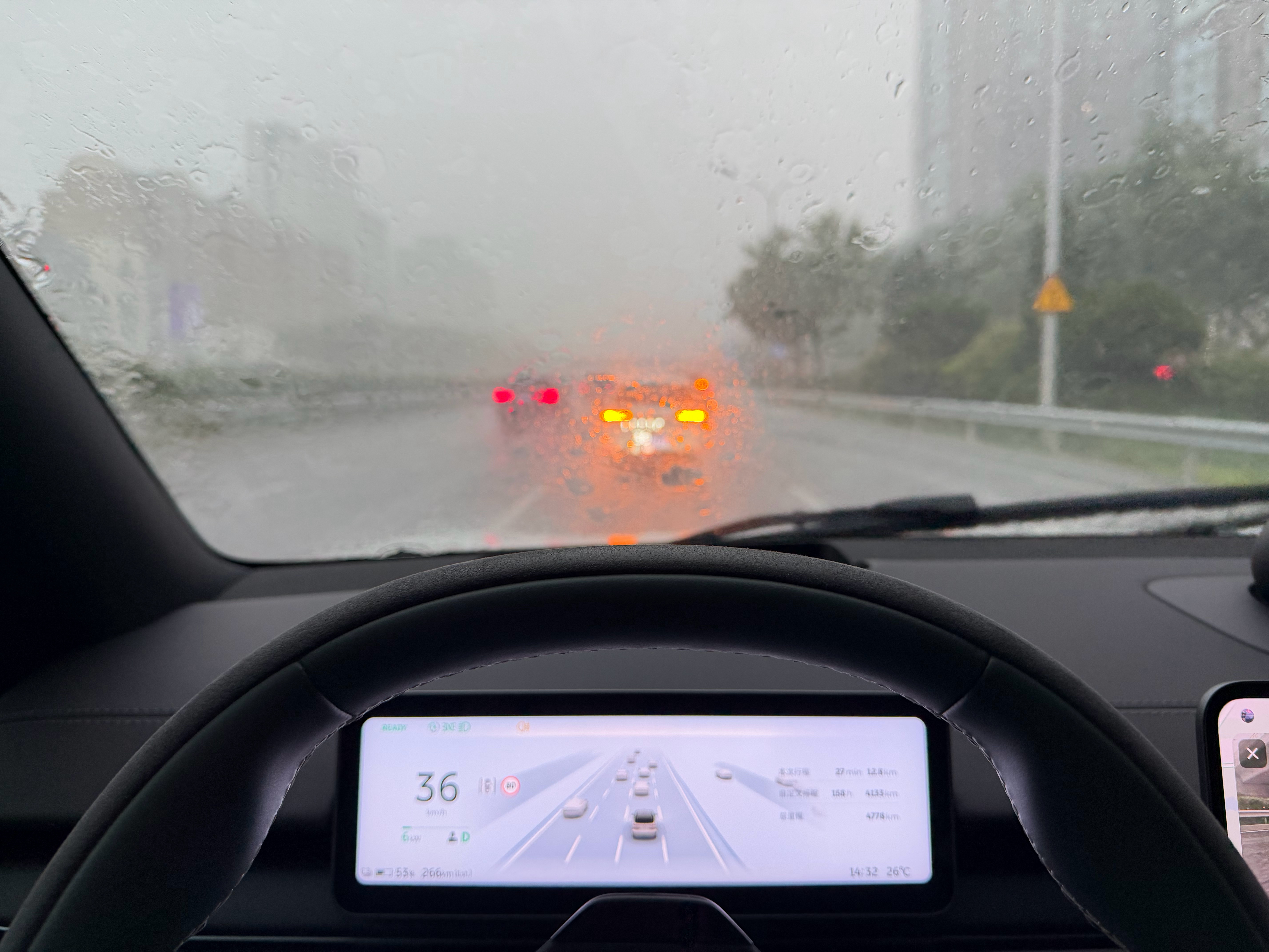 这大下雨的，一个个打什么双闪啊，不会用雾灯吗？全开双闪，然后我还得猜这些车哪个要
