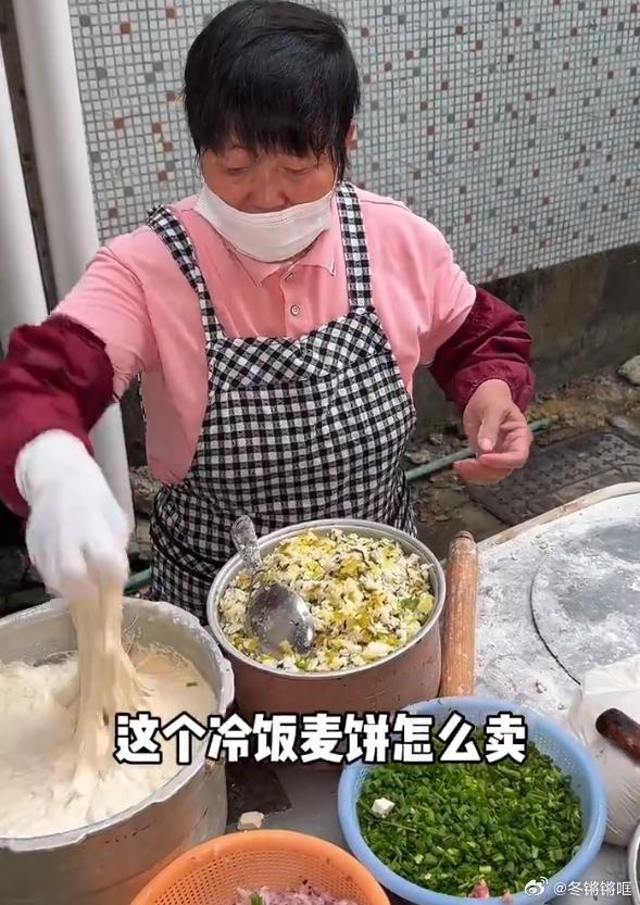 浙江街头10块钱麦饼馅料多到包不住临海阿姨摆摊二十四年，十元麦饼塞满十几种馅料，