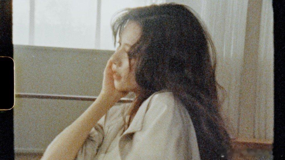 宋妍霏请美到踢我一脚 经典款式搭配新颖思路，宋妍霏解锁运动穿搭新方式。舒适自在又