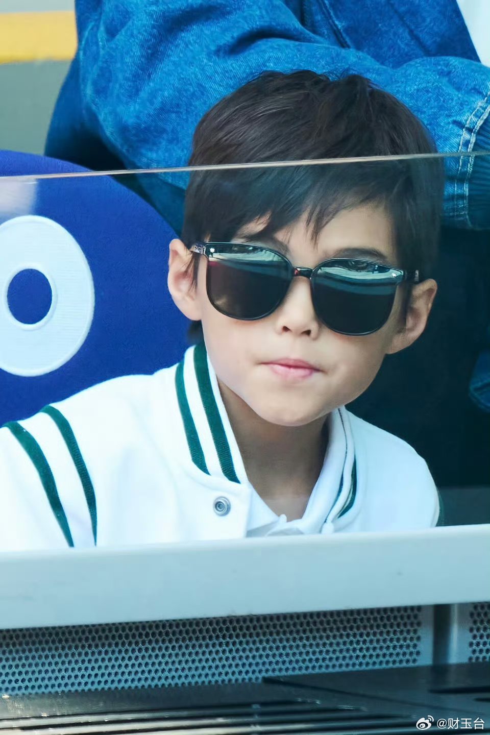 周杰伦昆凌8岁儿子正脸照 罗密欧这基因也太会了！完全是迷你版周杰伦，又带着昆凌的