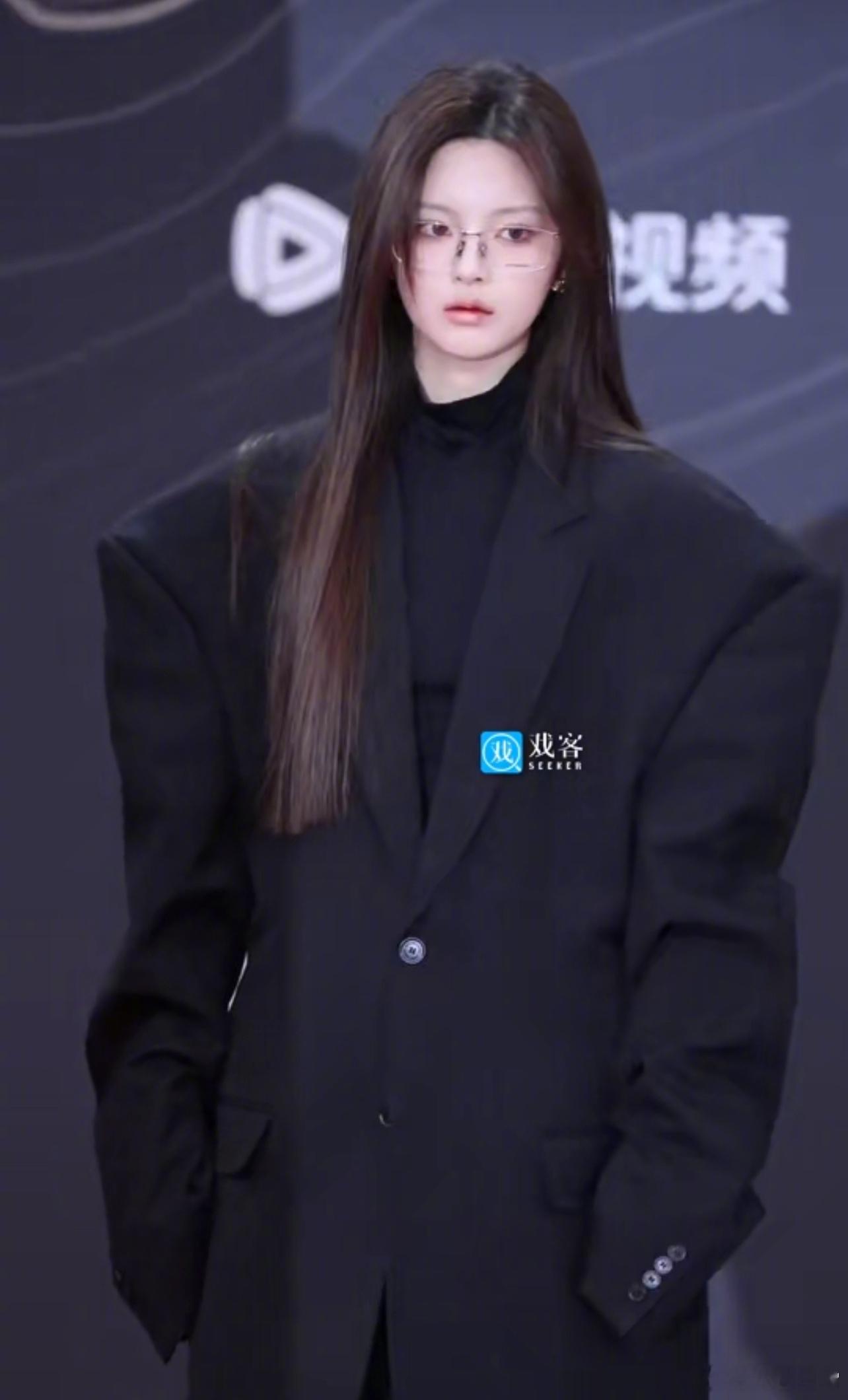 杨超越、夏之光 火箭少女和R1SE都有自己的双开门 