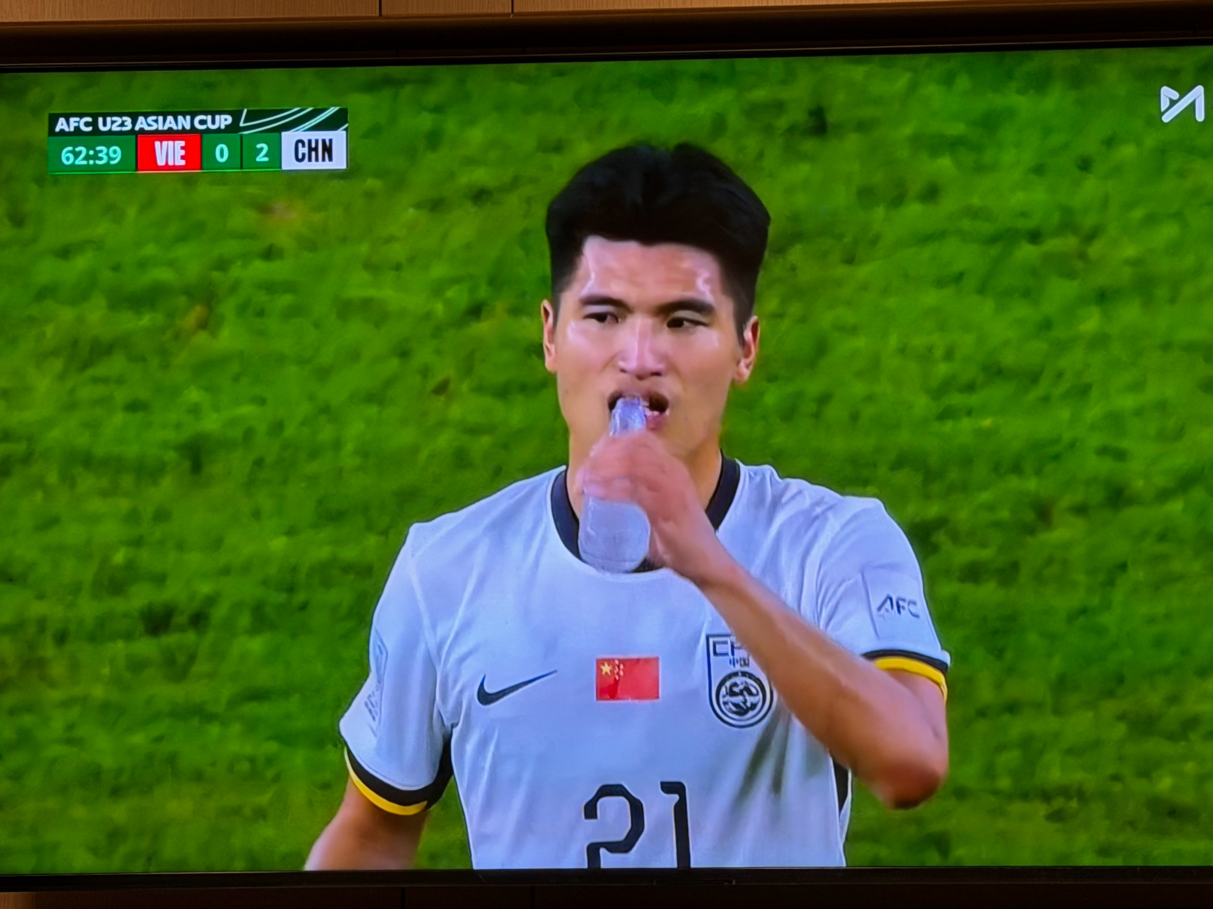 鲍盛鑫踢的可以啊，非常自信，脚下有活，小球能处理，传球脚法也很讲究，以前还没注意