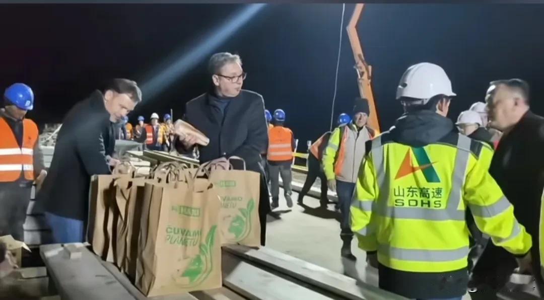 又来了，武契奇一个月内第二次亲自给中国工人送夜宵。

寒冷的深夜，武契奇亲自提着