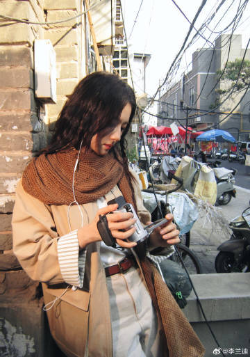 李兰迪美拉德色系高智女友感街拍李兰迪秋日文艺女神街拍秋日街拍上新，李兰迪驾驭美拉