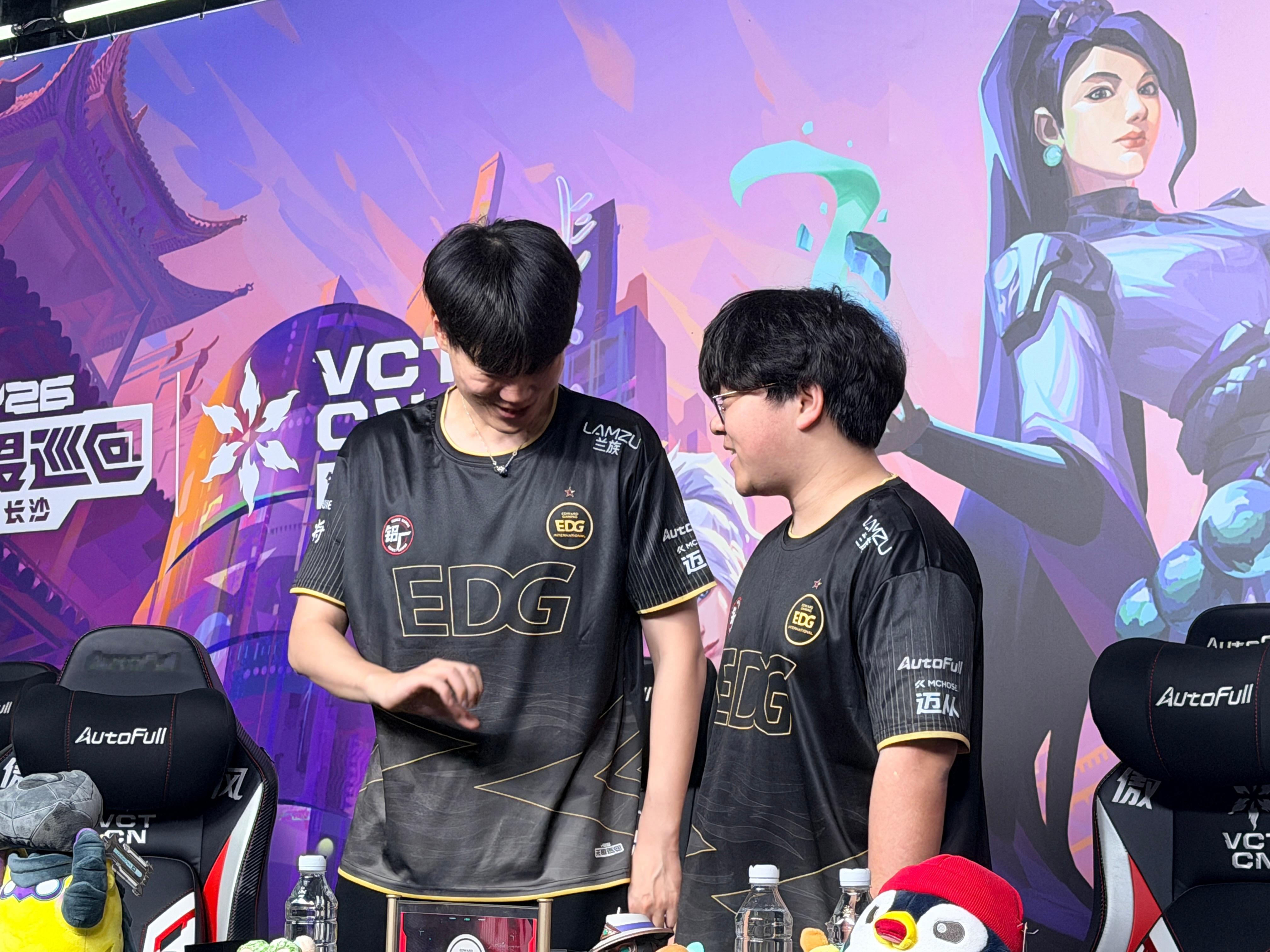 EDG无畏契约 和教练的赛后群访合照来啦！球球不冷傲退教练失败中…EDG长沙站战