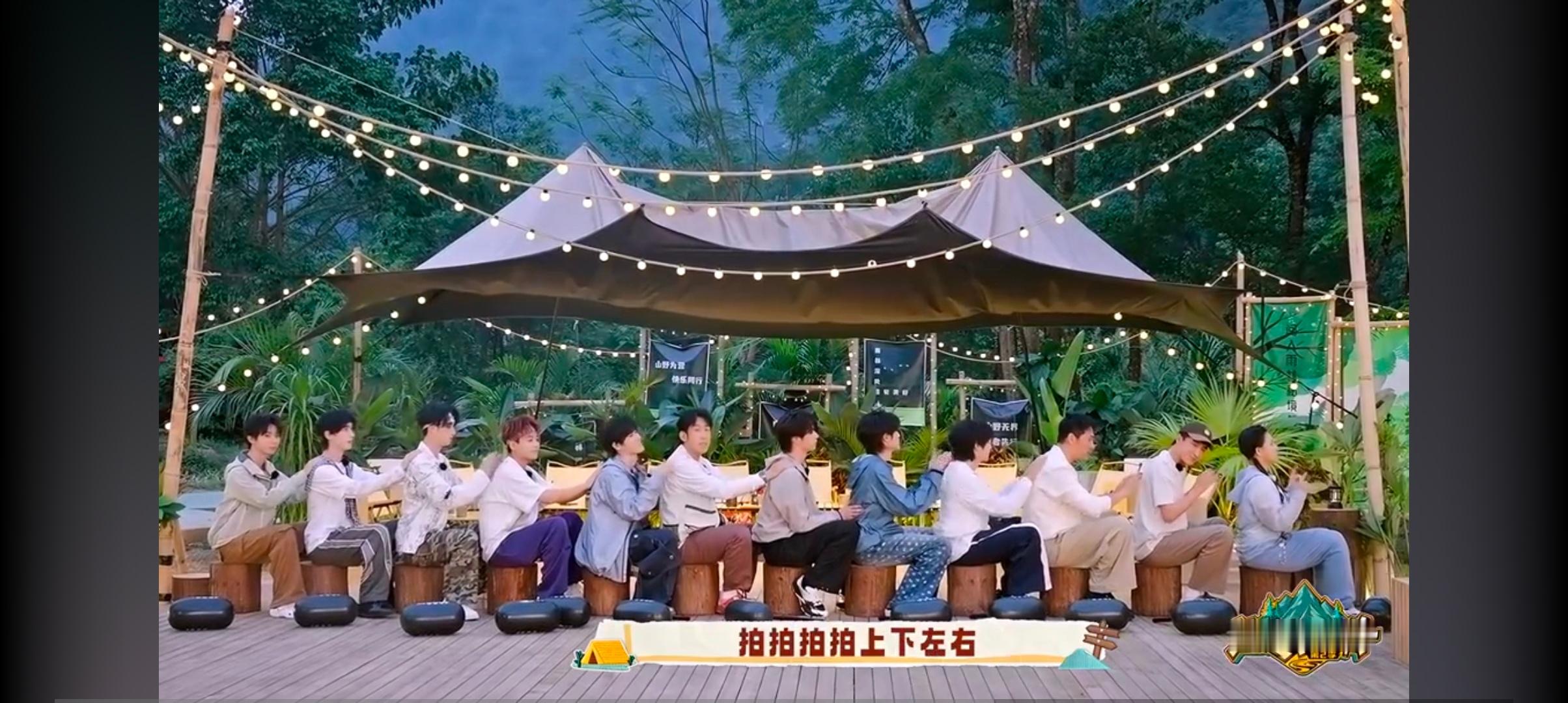 看到这一幕笑哭了甜哭了 别人那手是规规矩矩的放在肩上 咱文哥就想摸摸老婆腰 