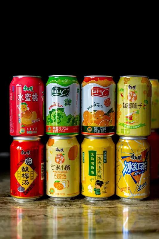 最近康师傅每日C水蜜桃饮品可真是闹得沸沸扬扬。天气热饮料畅销，这瓶500毫升的饮
