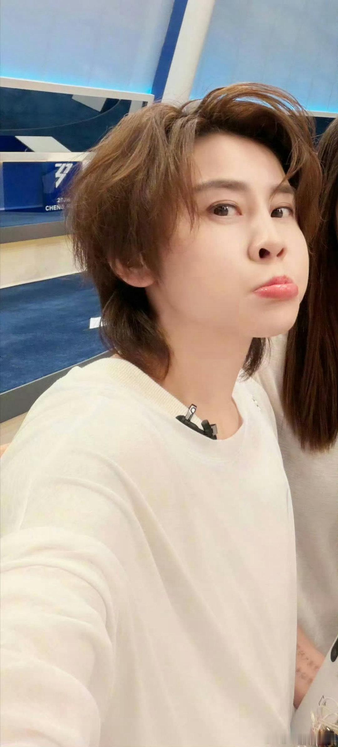 王濛问罚单粉丝一味地你好帅啊伦敦合伙人 气场女王遭遇骑行罚单，粉丝疯狂刷屏夸帅气