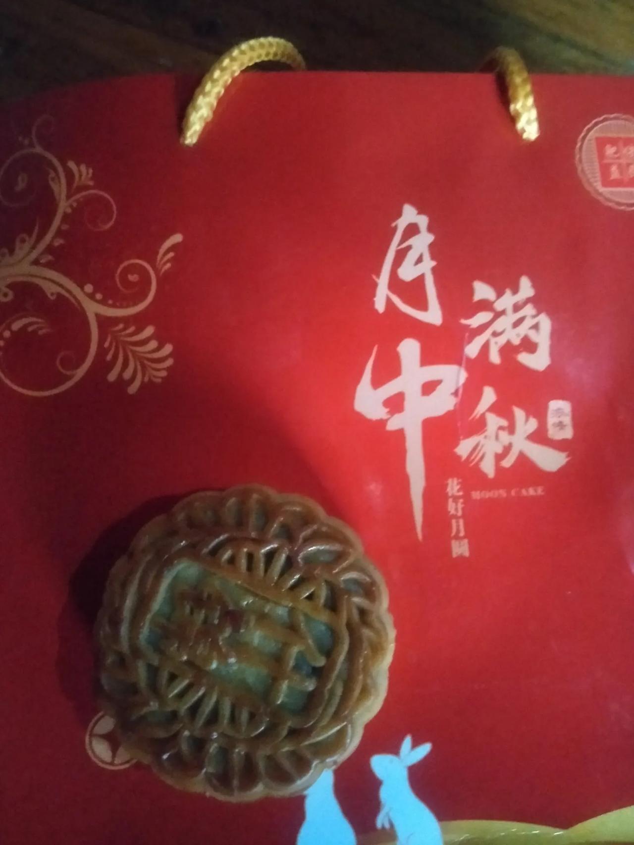 时光荏苒，岁月如梭，又是一年中秋至。在这月圆人团圆的时刻，我们不禁感叹，无论身处