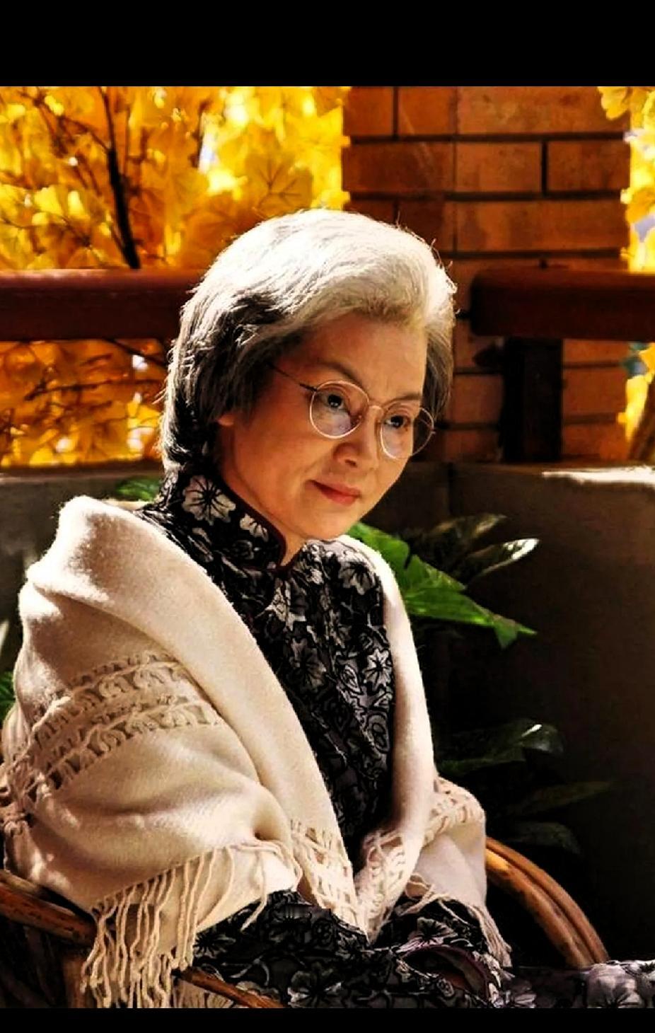 一生荣耀无儿无女，古稀之年悉心侍奉老母，孝心令人动容！
72岁的潘虹已步入古稀之