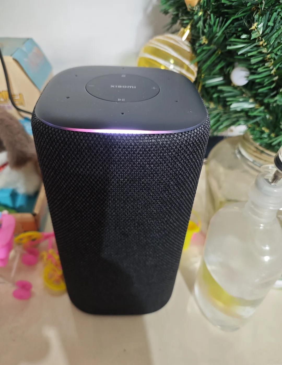下班回来小孩一直吵着想要一个小爱同学智能音响，以前买的那个天猫精灵方糖只能问天气
