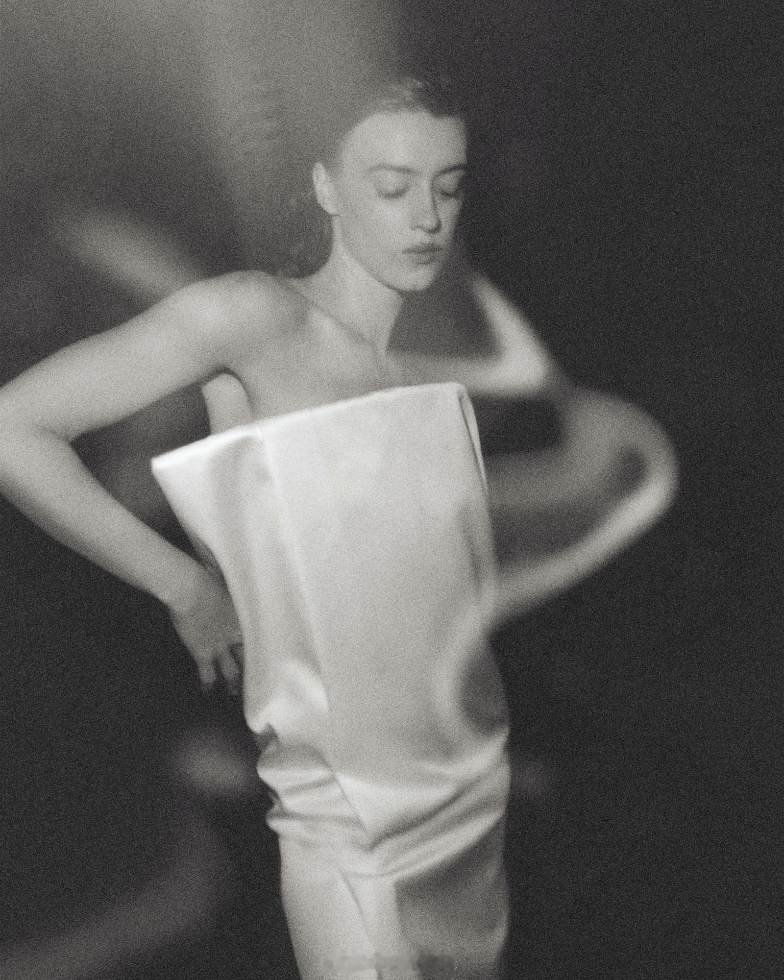 Daisy Edgar-Jones 登上Vogue 🇪🇸版10月封面。这次封