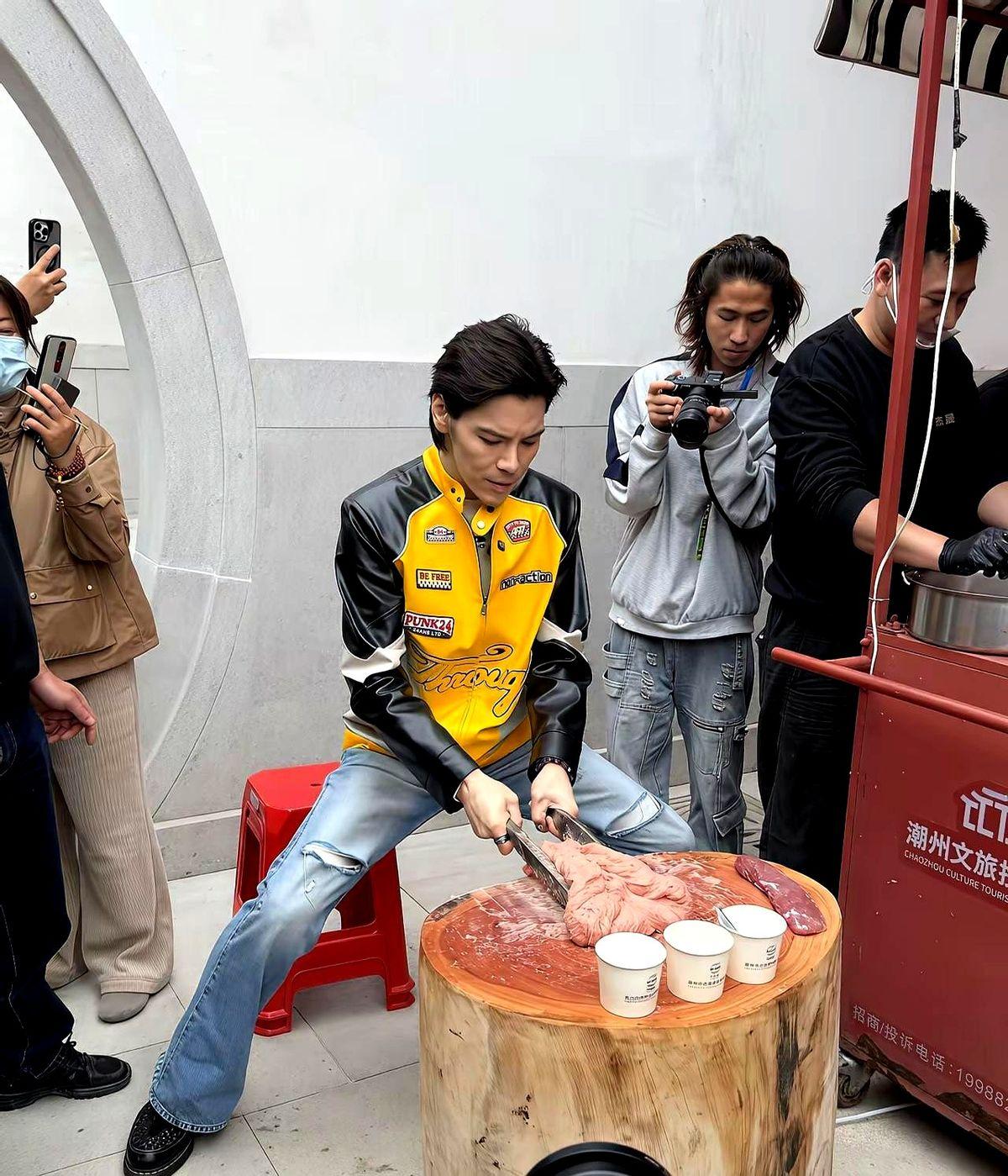 向华强为捧儿子十年亏8亿，向佐却靠一个动作赢麻了。

他那部《门前宝地》，票房才