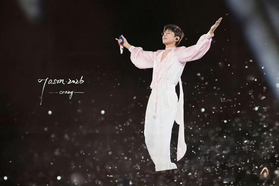 张杰[超话]张杰致吾辈热血沸腾张杰1982开往未live巡回演唱会 现场响起《致