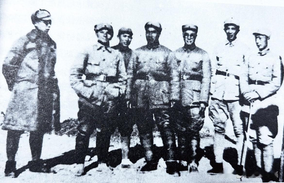 1940年，在太行山根据地，前排左三起：朱德、刘伯承、罗瑞卿、聂荣臻。会议总结了