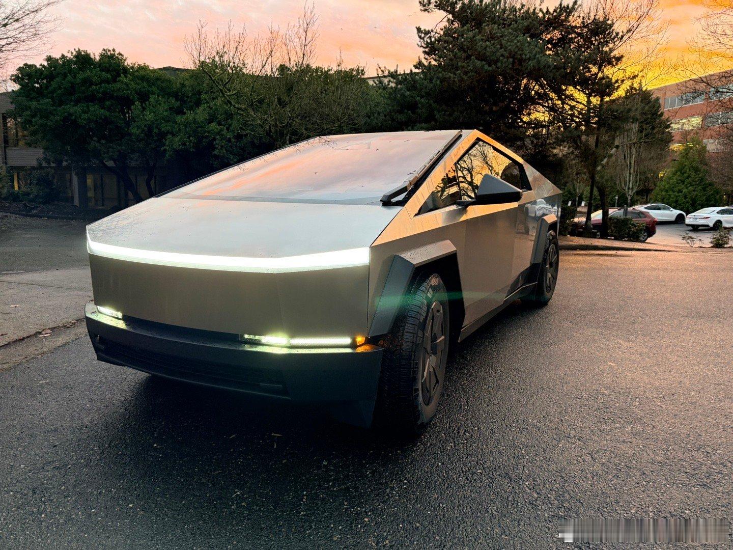 刚吃完饭开Cybertruck差点吐了，线控转向调的太快了，3吨的卡车又高又晃。