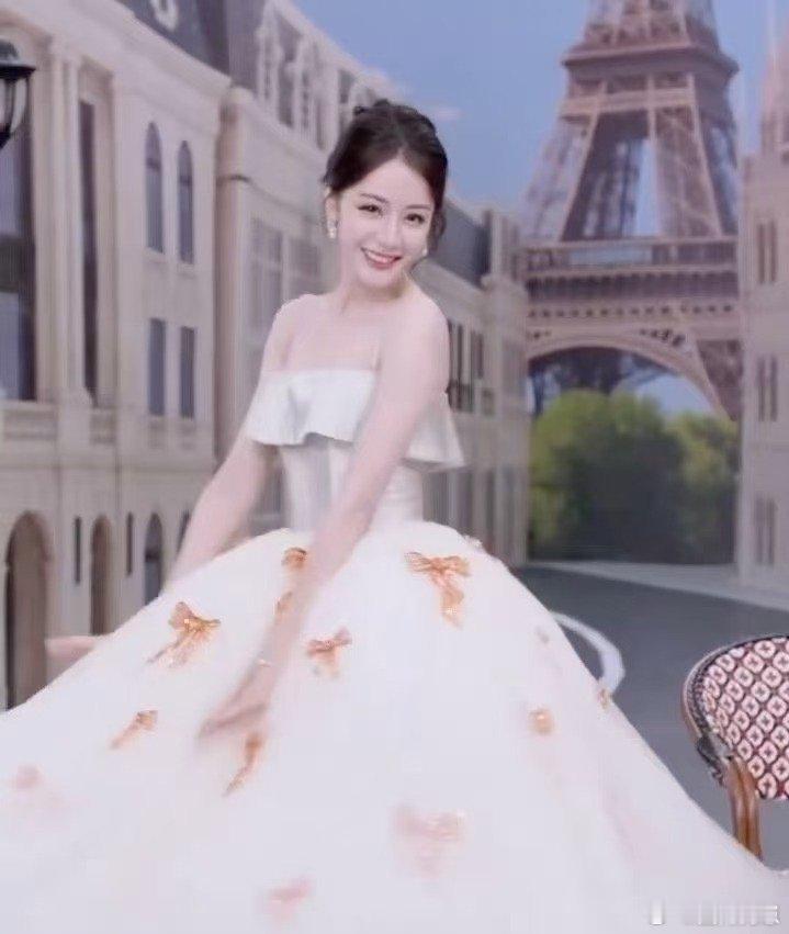 让迪丽热巴盛典图给内娱一些震撼 她不盲目追潮流，而是选择适合自己的风格。这样的审