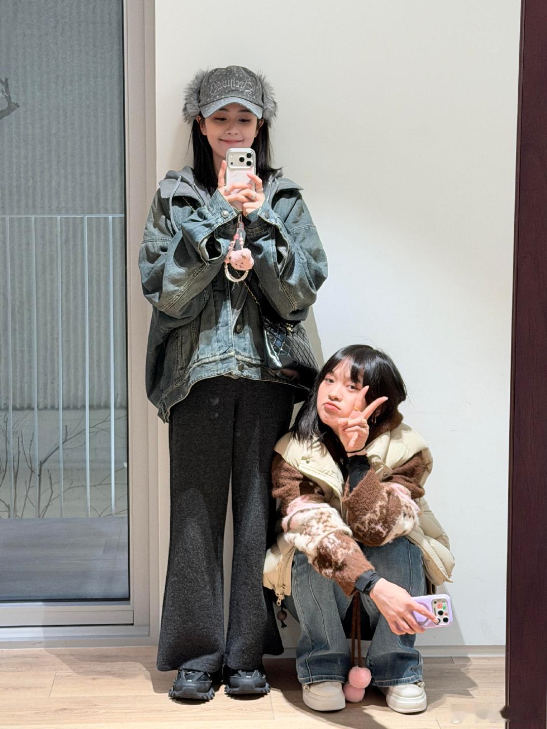 白鹿呵呵对镜自拍白鹿晒与呵呵对镜自拍 白鹿晒与呵呵对镜自拍，白鹿站着举手机的样子