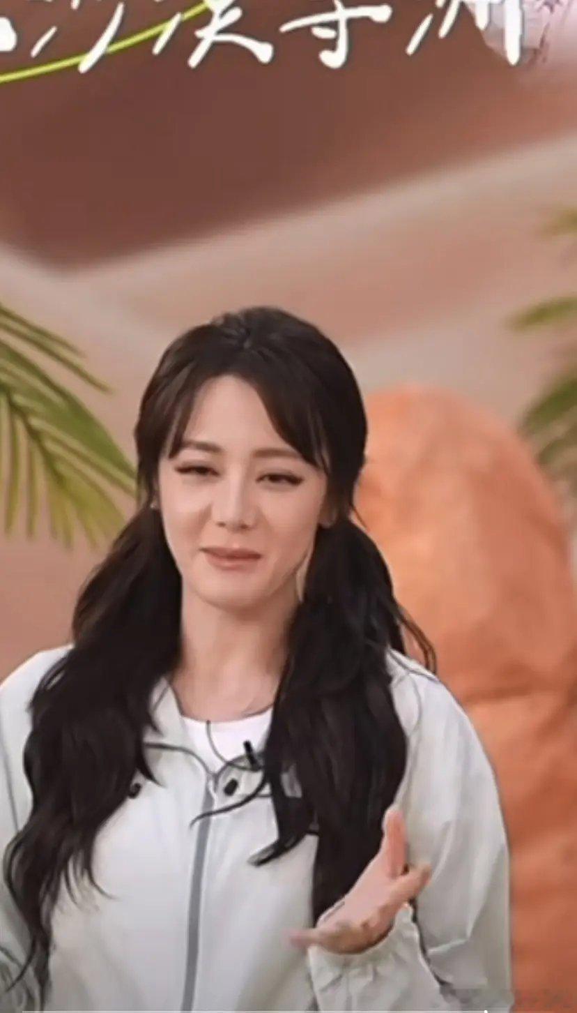 迪热丽巴是年纪大了吗？双马尾也很显老。。 