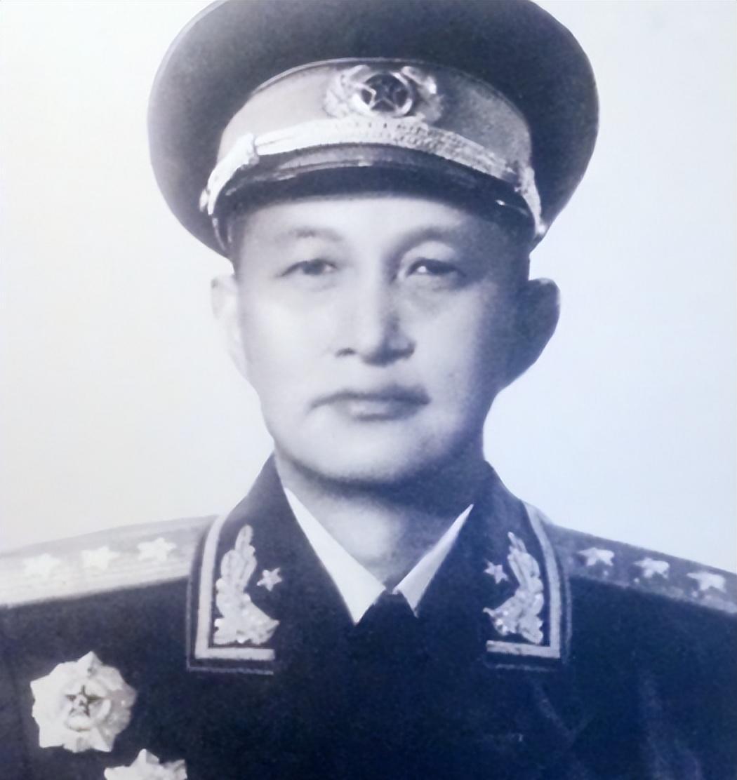 1977年8月19日在北京机场，从长春飞往北京的民运飞机机舱内走下一位衣着朴素，